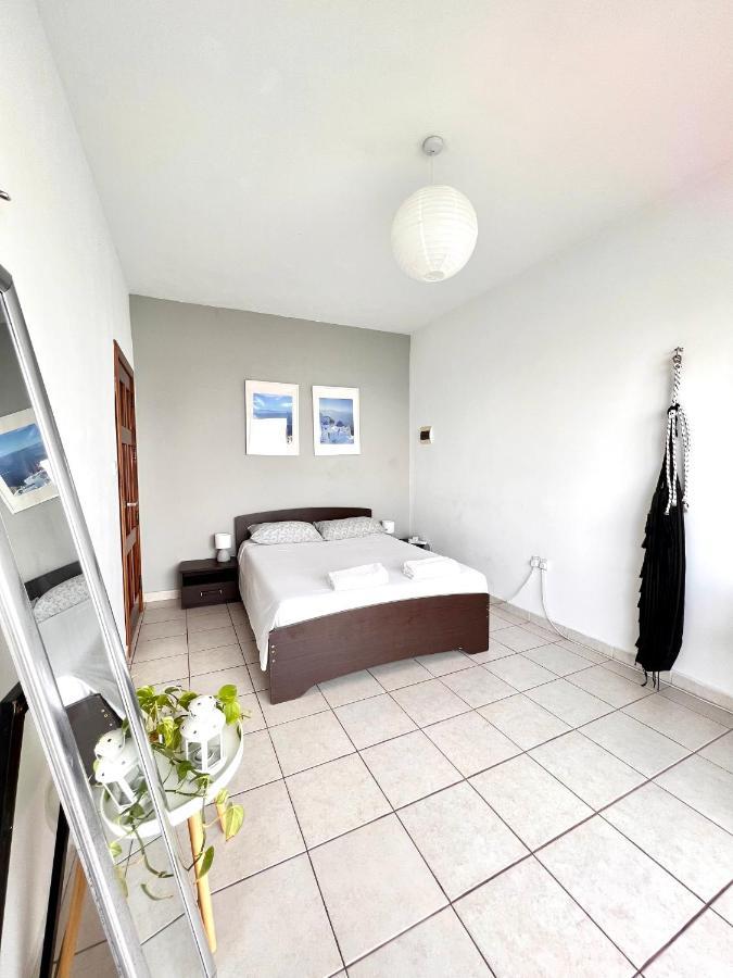 F8 1 Seaview Room, Living And Bathroom Shared , Stjulians Saint Julian's Dış mekan fotoğraf