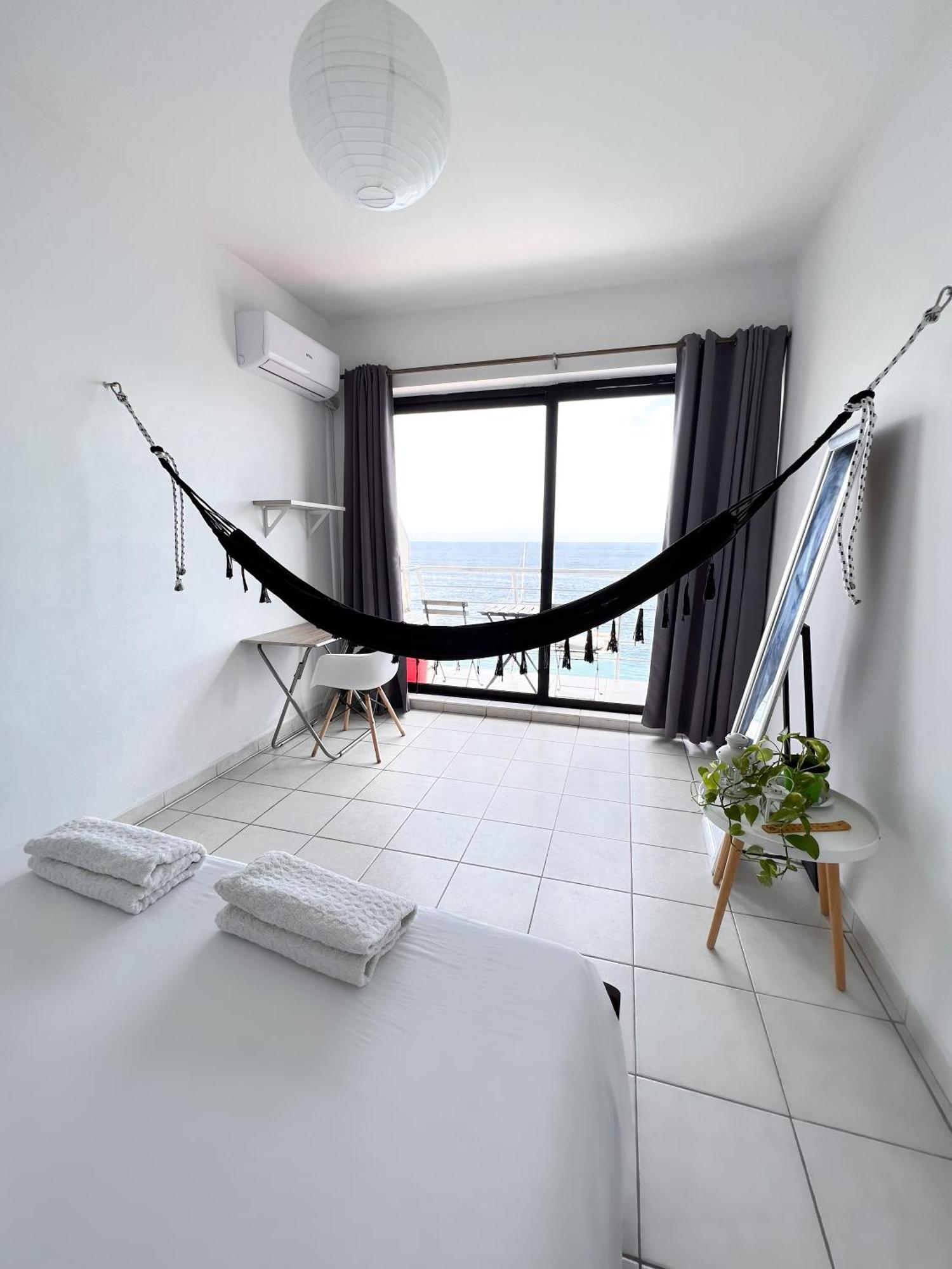 F8 1 Seaview Room, Living And Bathroom Shared , Stjulians Saint Julian's Dış mekan fotoğraf